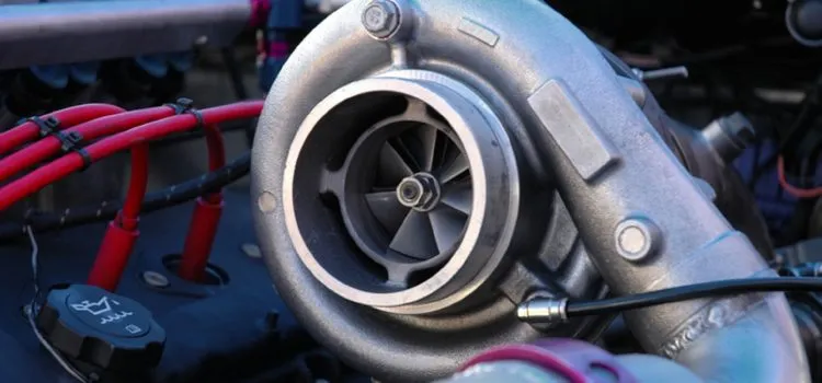 turbosprężarka z czerwonymi kablami